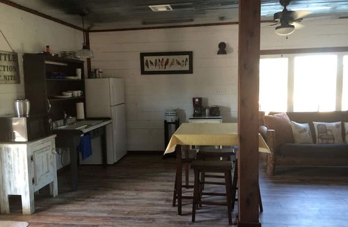 Bebe Cabin | Secluded Group Cabin on Fun Ranch near Gonzales, Texas