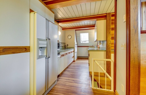 Wolf Creek Cabin | Secluded Holter Lake Vacation Rental w/Deck!