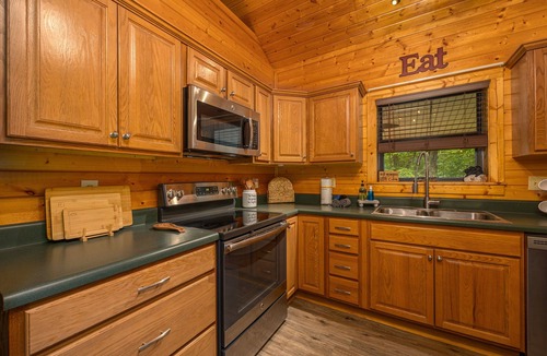 Smoky Mountains Cabin | Secluded/Outdoor Oasis/4 Bedrooms/2 Kitchens/Creekside/Hot Tub!/GSMNP