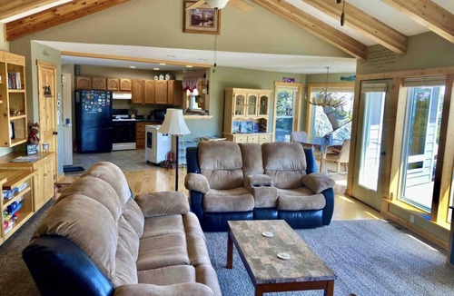 Whitehall House | Secluded-Romantic-Hot Tub-Mountain Top Retreat-Solar Grid-Tie