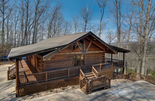 Hemp Cabin | SECLUDED-SPACIOUS-STUNNING MTN VIEWS-MASTER ON MAIN-POOL TABLE-ARCADE-FIRE PIT