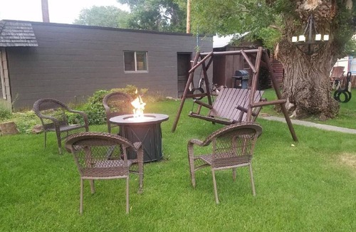 Cody House | SECRET COTTAGE YELLOWSTONE - deer hangout - 2 BLOCKS downtown n1 bedroom 2beds