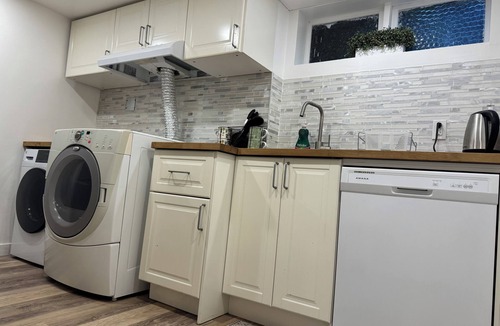 Hollyburn House | Self Contained Spacious Guest Space w/Separate Entrance in West Vancouver