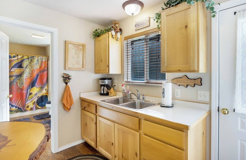 Clinton House | Serendipity Cabin - Quaint Log Cabin on Rock Creek