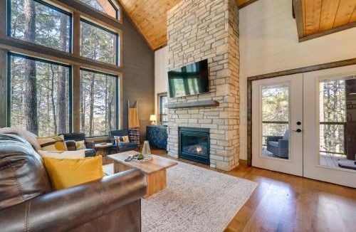Broken Bow House | Serene Broken Bow Cabin with Hot Tub and Fire Pit!