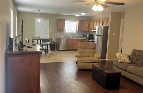Prien Apartment | Serene corporate apartment with AC in Lake Charles close to casinos and plants.