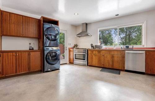 North Arroyo House | Serene Home Near Rose Bowl with Hot Tub