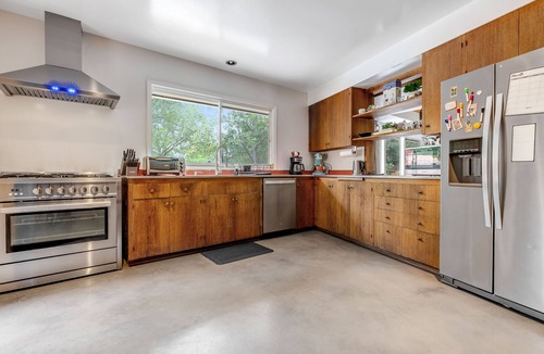 North Arroyo House | Serene Home Near Rose Bowl with Hot Tub