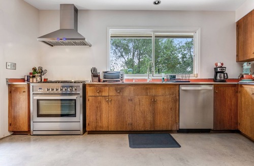 North Arroyo House | Serene Home Near Rose Bowl with Hot Tub
