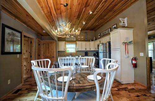 Chalet Village North Cabin | SERENE Luxury Cabin! BREATHTAKING Views! Huge Deck! Fire pit! Hot Tub! Near town