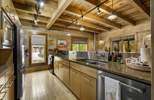 Unionville Cabin | Serene Winter Escape: Hiking Trails & A-List Amenities, Brown County & B-town