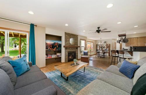 Loveland House | Shady Grove with 4 King Beds, Dog Run and Outdoor Fun