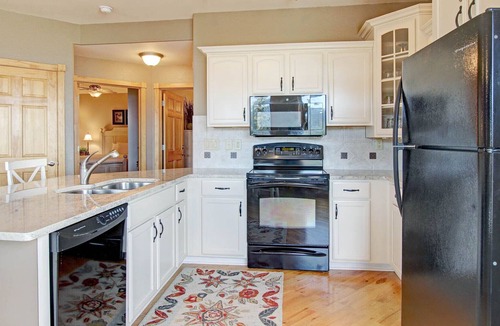 Estes Park Condo | Sheep Mountain 20B - 2 Br Condo with Private Hot Tub - Lake/Mountain Views!