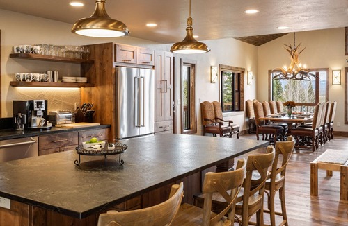 West Yellowstone House | Shelterwood Lodge Private Home 6 miles from Yellowstone