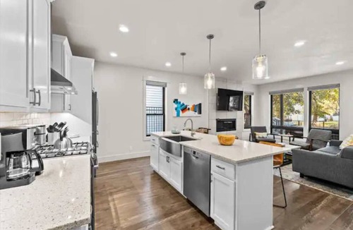 Garden District House | Sherman Avenue/Downtown! Family & Pet Friendly