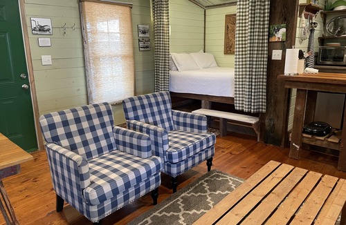 Marion Other | Shipping container farmhouse❤️1 pet free, 2nd considered for fee, 7min d’town Mem