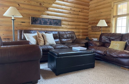 Last Chance Cabin | Shooting Star Lodge-Sleeps 15, 9 Beds 3 Baths