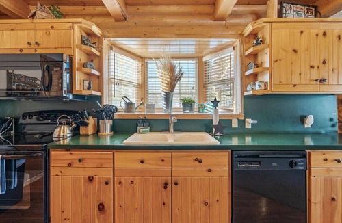 Last Chance House | Shooting Star Lodge | Near Yellowstone + Hot Tub