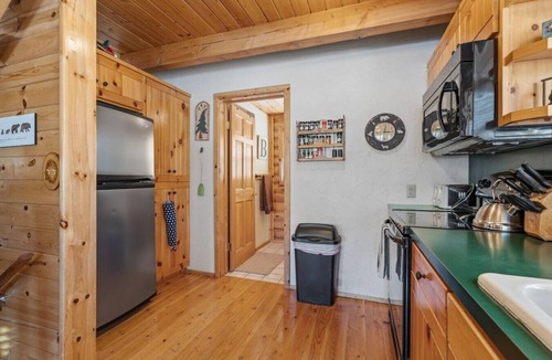 Last Chance House | Shooting Star Lodge | Near Yellowstone + Hot Tub