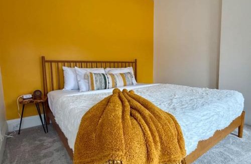 Victorian Village House | Short North Convention King Bed Free Parking!