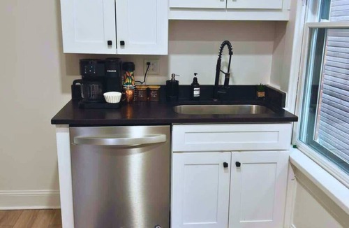 Victorian Village House | Short North - King Bed - Parking Free - Convention