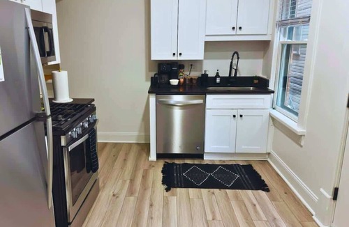 Victorian Village House | Short North - King Bed - Parking Free - Convention