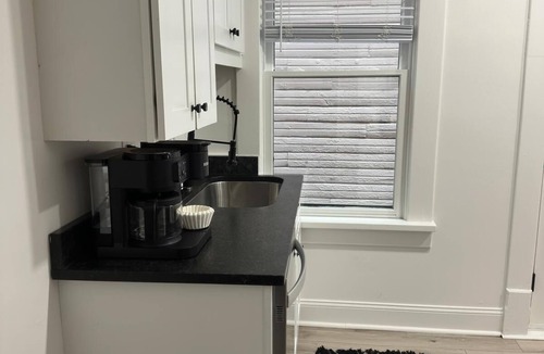 Victorian Village House | Short North - King Bed - Parking Free - Convention