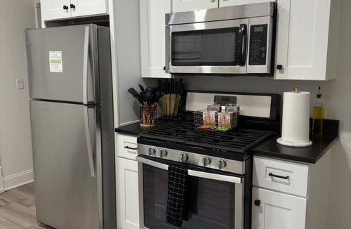 Victorian Village House | Short North - King Bed - Parking Free - Convention