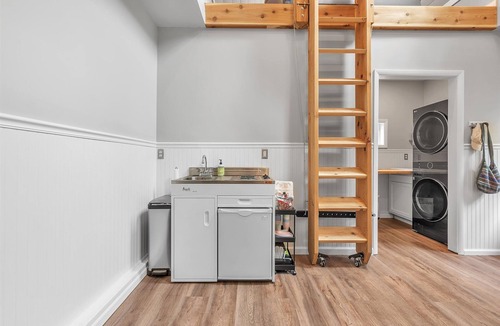 Lakeside Cottage | Short walk to the pool/tennis/rec center Great outdoor space