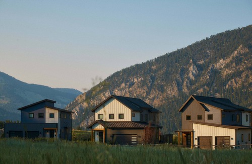Gallatin Gateway Cabin | Signature Home By Aspects w/Hot Tub, Sauna + Views