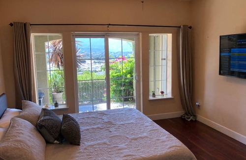 Communications Hill House | Silicon Valley Private Bedroom/Bathroom with View