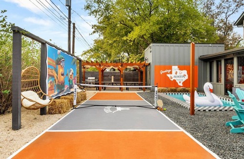 Govalle House | Silo ATX: Pool~Pickleball~Every Amenity! TX Top 10