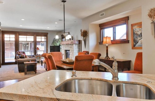 North Park City Condo | Silver Star 701 -Ski In/Ski Out - Sleeps up to 11 - Private Hot Tub