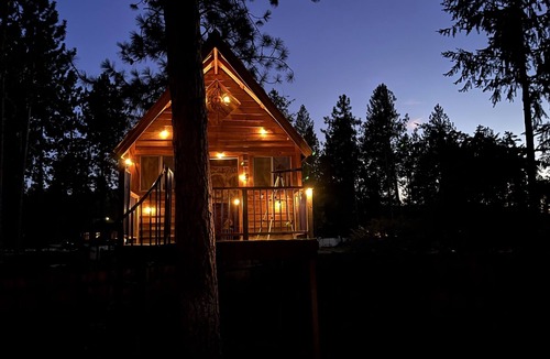 Post Falls House | Silverwood CDA Family Getaway Game Room Air Hockey Ping Pong Treehouse Yard AC