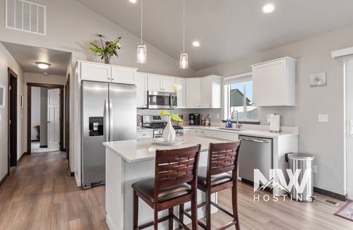Post Falls House | Silverwood Retreat - Cozy Prairie Home with Huge Backyard, Games & Firetable!