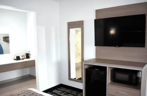 Westfield Hotel | Simple & Affordable Room Near Houston’s Key Attractions | Free Parking