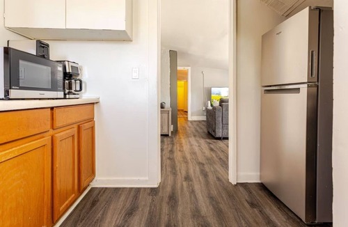 Pasadena Apartment | Simple Comfort - Metro Station - Work Desk