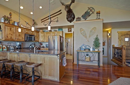 Victor Cabin | Ski Grand Targhee & Jackson Hole! Hot Tub! Well Stocked Kitchen! 3 King Beds!