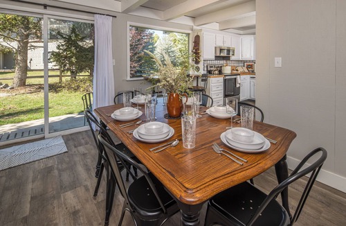 Big Sky Meadow Village House | Ski. Hike. Soak. Dogs Welcome | Nordic Ski Haus