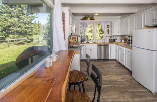 Big Sky Meadow Village House | Ski. Hike. Soak. Dogs Welcome | Nordic Ski Haus