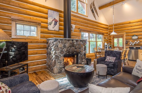 Powder Ridge House | Ski In/Out Cabin! Private Hot Tub, Wood Fireplace 5 Min Drive to Resort!