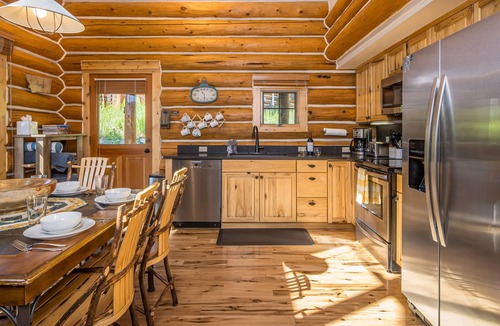 Powder Ridge House | Ski In/Out Cabin! Private Hot Tub, Wood Fireplace 5 Min Drive to Resort!