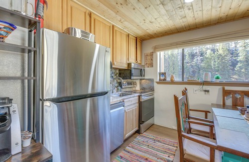 Red River Condo | Ski-In Red River Retreat: Balcony, Mountain Views!