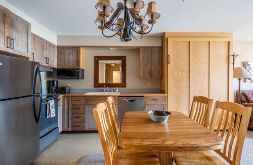 Big Sky Condo | Ski-in/ski-out condo with mountain views, hot tub, pool & gym access