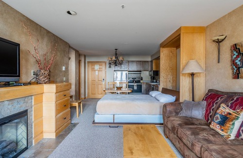 Big Sky Condo | Ski-in/ski-out condo with mountain views, hot tub, pool & gym access