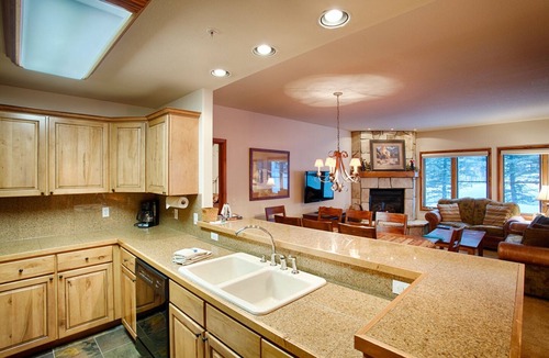 Four O'Clock Condo | Ski-in/ski-out, Hot tubs and sauna, Fireplace, Sleeps 8!