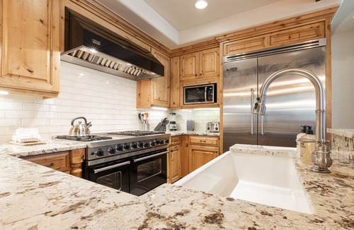 Empire Pass Condo | Ski-in/Ski-out, Luxury Amenities, Workout Rooms - Steps from the Slopes!
