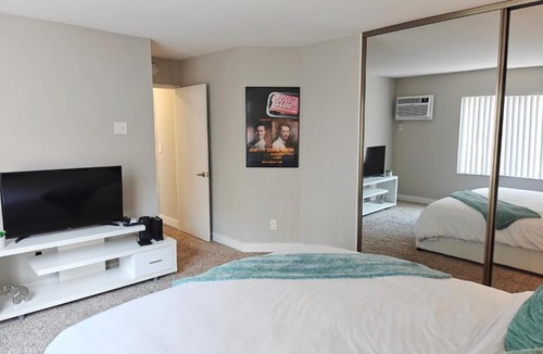 Norma Triangle Apartment | Skyline Escape 1-Bedroom with Balcony and Roof-Top Pool