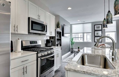 Dahlman House | Skyline Stay - Near Downtown & Zoo+ Garage+Rooftop