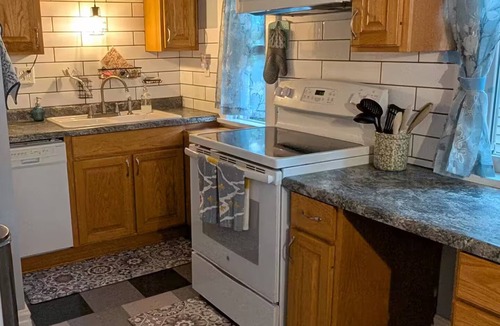 Merriam Park Apartment | Skyline Suite for 4+ with Private Balcony & Large Shared Fenced Yard